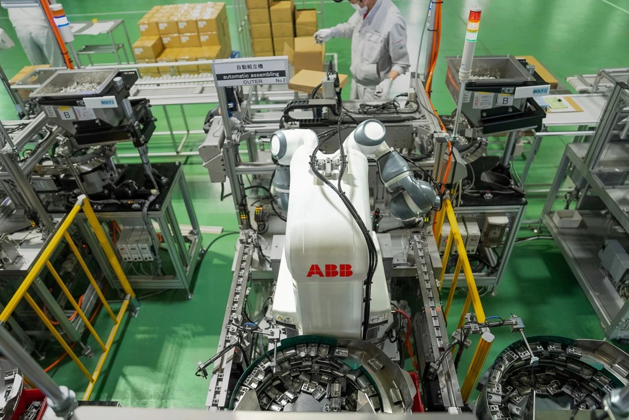 當(dāng)協(xié)作機(jī)器人走進(jìn)汽車鋁件工廠，YuMi盡顯裝配實(shí)力——一場智造升級的投資邏輯